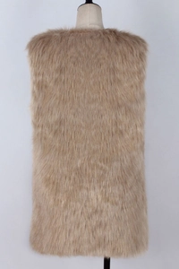 Vue arrière d'un gilet mi-long en fausse fourrure café clair à texture duveteuse