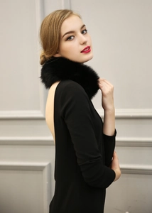 Gros plan détaillé d'un luxueux col en fausse fourrure noire sur un mannequin femme