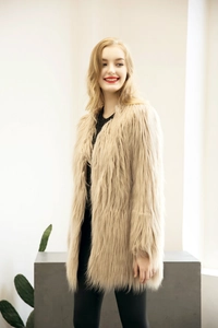 Dettaglio della trama del cappotto in ecopelliccia beige da donna con design aperto