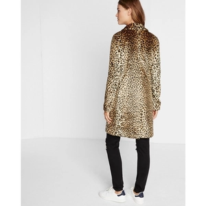 Vue arrière du manteau léopard en fausse fourrure pour femme avec une coupe mi-longue