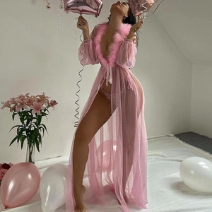 Langes rosa Netzgewand mit Kunstpelzbesatz und passender Dessous für Damen