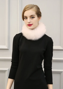 Détail de l'écharpe en fausse fourrure rose clair avec texture douce et épaisse d'hiver