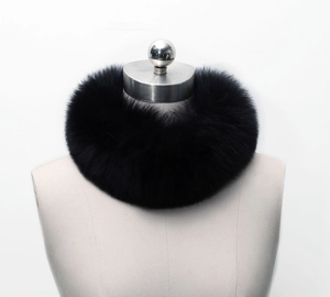 Détail d'un tour de cou luxueux en fausse fourrure noire sur mannequin avec texture douce