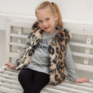Ensemble fille avec gilet léopard en fausse fourrure, haut gris et legging noir