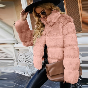Giacca corta in ecopelliccia di volpe rosa chiaro da donna con trama soffice a strati