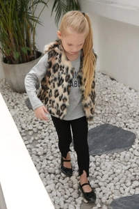 Gilet en fausse fourrure léopard pour fille avec t-shirt gris à manches longues en extérieur