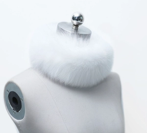 Gros plan d'un col en fausse fourrure blanche montrant sa texture douce et son éclat