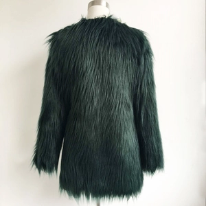 Vista posteriore di un cappotto lungo in ecopelliccia da donna in peluche verde scuro