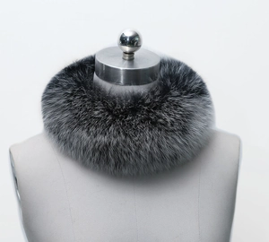 Détail d'un col en fausse fourrure de renard argenté avec texture épaisse et dégradé