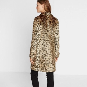Manteau chic en fausse fourrure léopard pour femme avec col classique et coupe mi-longue