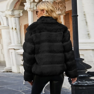Elegante cappotto nero in finta pelliccia con collo alto, ideale per la moda invernale