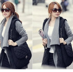 Gilet pour femme en fausse fourrure avec cardigan gris et sac bandoulière matelassé