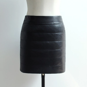 Détail de la mini-jupe noire en cuir PU avec un motif de surpiqûres horizontales