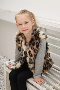 Détail de la texture en fausse fourrure et du motif léopard sur un gilet enfant