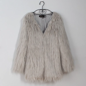 Cappotto invernale da donna in elegante ecopelliccia grigia con scollo a V chic