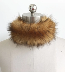 Gros plan d'un col en fausse fourrure de renard marron montrant texture et dégradé doux