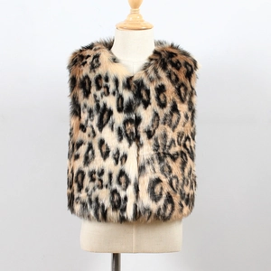 Gros plan du gilet léopard en fausse fourrure avec texture douce et col rond
