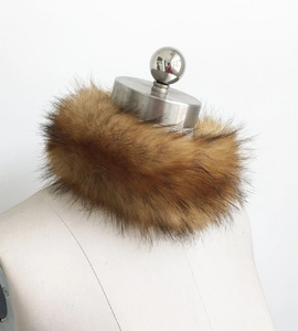 Gros plan sur un col en fausse fourrure de renard marron sur un buste de mannequin