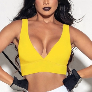 Détail de la brassière de sport jaune fluo avec col en V profond et larges bretelles
