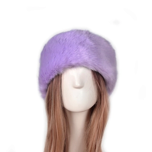 Detailstruktur des lavendelfarbenen Webpelz-Stirnbandes auf einem Mannequin-Kopf
