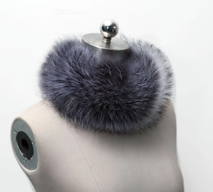 Gros plan d'un col en fausse fourrure de renard gris duveteux sur un mannequin