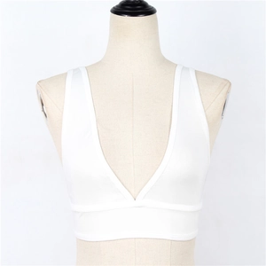Détail de la brassière blanche à col en V profond avec bretelles larges en maille