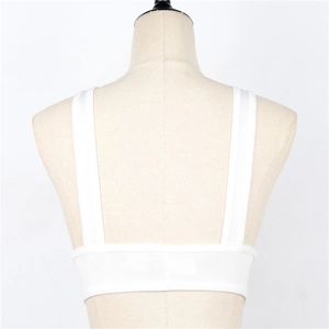 Vue détaillée du dos d'un caraco de sport blanc avec de larges bretelles sur un mannequin