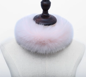 Détail d'une écharpe en fausse fourrure rose pâle sur un mannequin pour l'hiver
