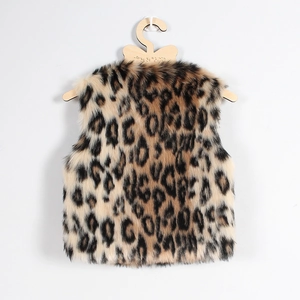 Gros plan détaillé d'un gilet en fausse fourrure léopard pour enfant, texture douce
