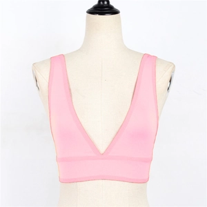 Détail de la brassière rose sans couture col en V avec large bande élastique sur mannequin