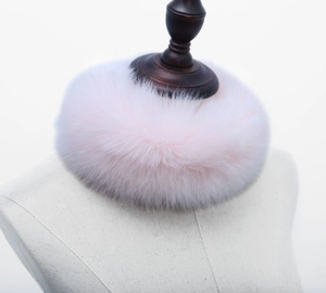Vue détaillée d'une écharpe en fausse fourrure rose sur un mannequin de cou beige