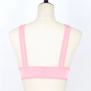 Vue détaillée du dos d'un soutien-gorge de sport rose avec larges bretelles