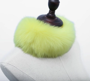 Gros plan détaillé du col en fausse fourrure de renard jaune fluo sur un mannequin de mode