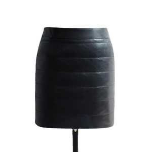 Mini-jupe noire en cuir PU pour femme à taille haute avec coutures horizontales et fini brillant