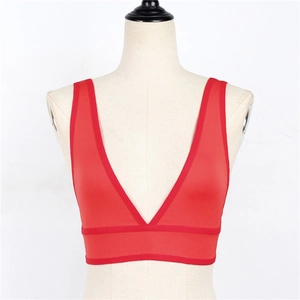 Vue de face du soutien-gorge de sport rouge à col en V avec larges bretelles et tissu élastique