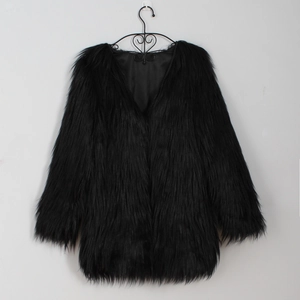 Cappotto di lusso in ecopelliccia nera da donna con scollo a V profondo e maniche lunghe