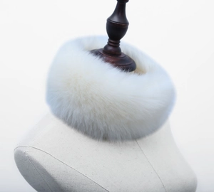 Gros plan d'un tour de cou en fausse fourrure blanche montrant sa texture pelucheuse