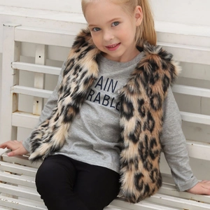 Gilet tendance en fausse fourrure léopard pour enfant avec haut gris et pantalon noir