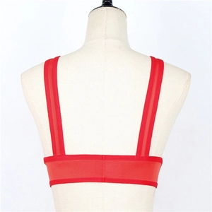 Vue détaillée du soutien-gorge de sport rouge avec doubles bretelles et bande élastique