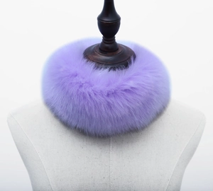 Vue détaillée du col en fausse fourrure violette montrant la texture douce et dense