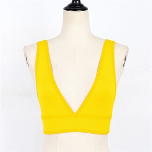Détail d'un soutien-gorge de sport court jaune vif à col en V sur un mannequin