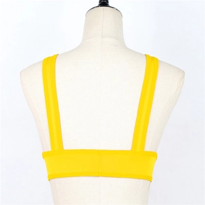 Vue arrière d'un soutien-gorge de sport jaune vif avec dos nageur sur mannequin
