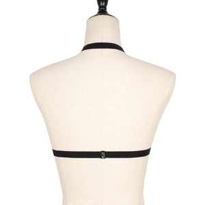 Vue arrière de la chaîne de corps sexy en sangles élastiques noires avec boucle métallique