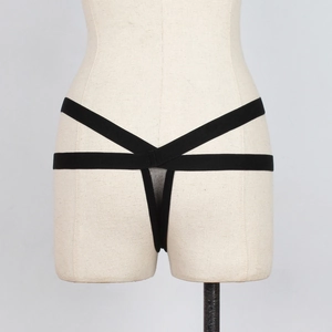 Dettaglio del perizoma in pizzo nero con spalline elastiche multiple e tessuto in rete mesh