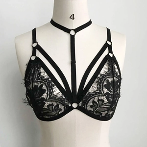 Soutien-gorge sexy en dentelle noire avec sangles élastiques et anneaux métalliques déco