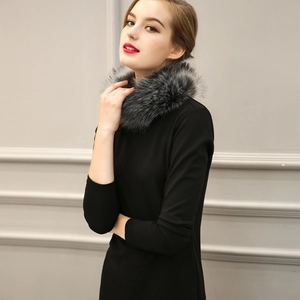 Robe noire élégante à manches longues avec un col en fausse fourrure de renard gris