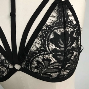 Gros plan sur le soutien-gorge en dentelle florale noire avec bordure cil et fines lanières