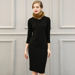 Robe noire moulante à manches longues avec un col en fausse fourrure marron pour l'hiver