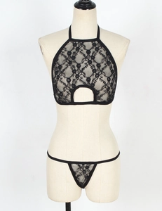 Vista dettagliata del set lingerie in pizzo nero con top allacciato al collo e ritaglio su manichino