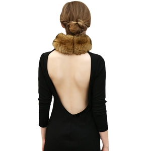 Écharpe en fausse fourrure de renard marron pour femme avec robe noire élégante